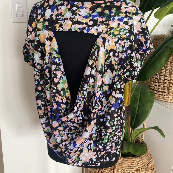 BCBG Floral Art Deco Flowy blouse with back cut out - Picture 3 of 5
